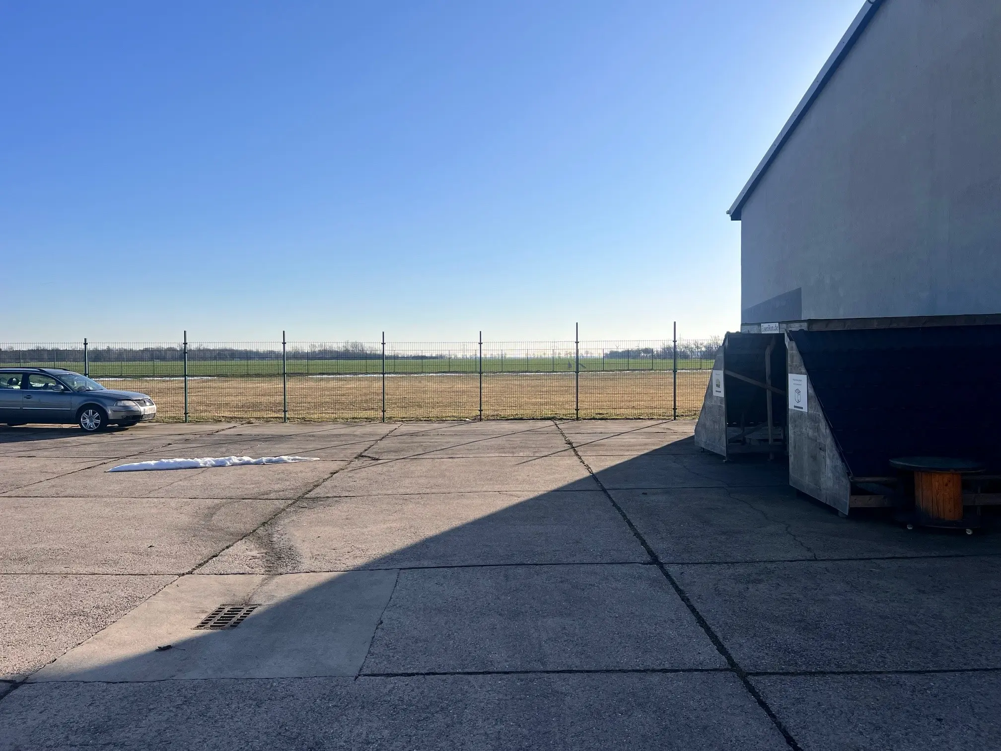 Stellplatz mieten im Gewerbepark Spröda, Delitzsch. Eingezäuntes Gelände mit Hallenstellplätzen.