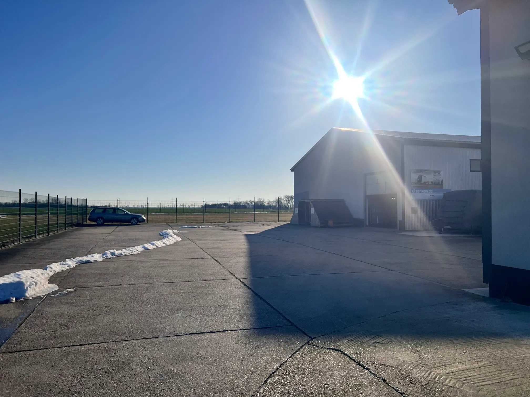 Eingezäunter Außenstellplatz mit 24/7-Zugang im Gewerbepark Spröda.