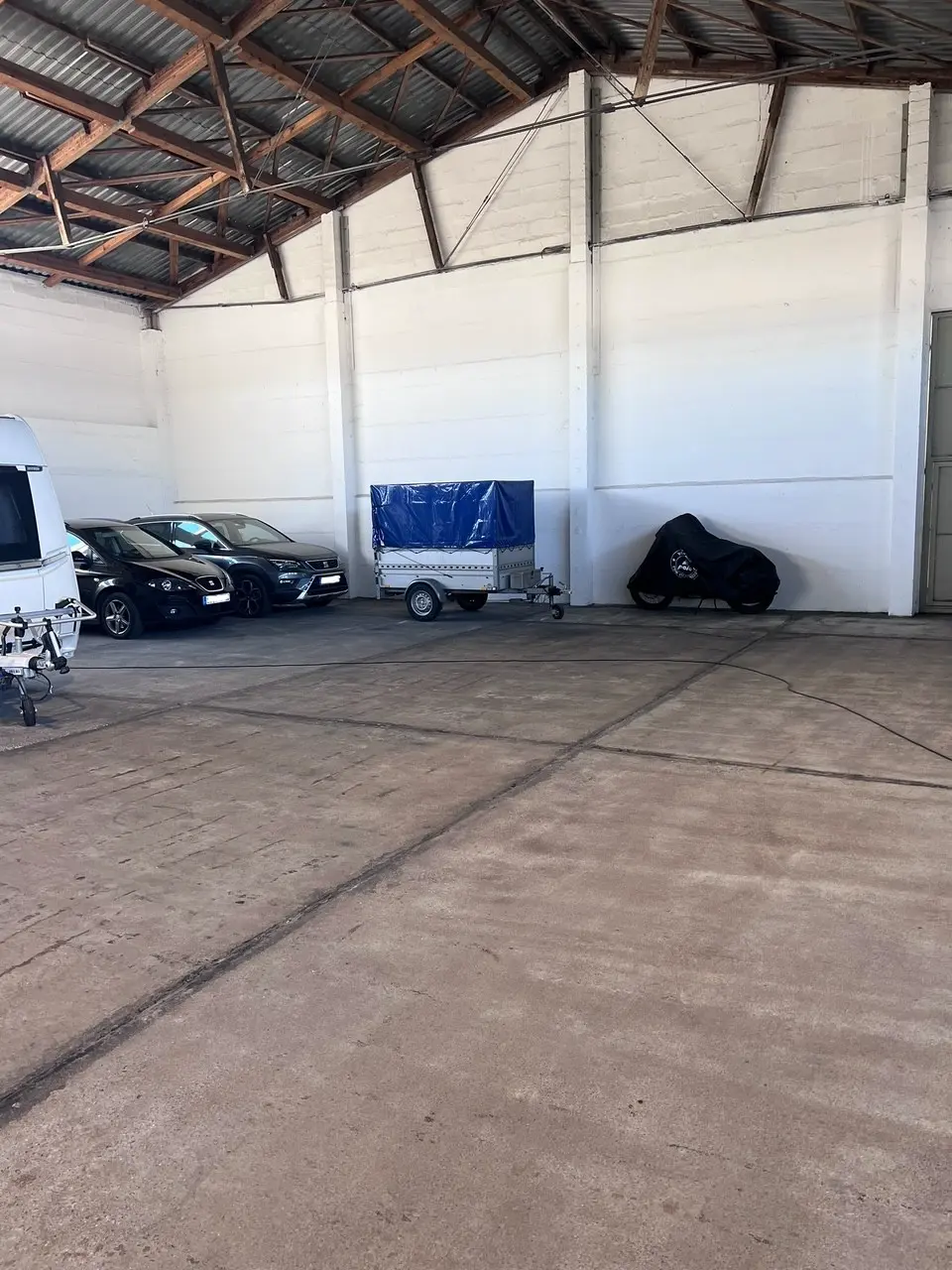 Abgeschlossener Hallenstellplatz für Wohnmobile und Anhänger in Delitzsch.